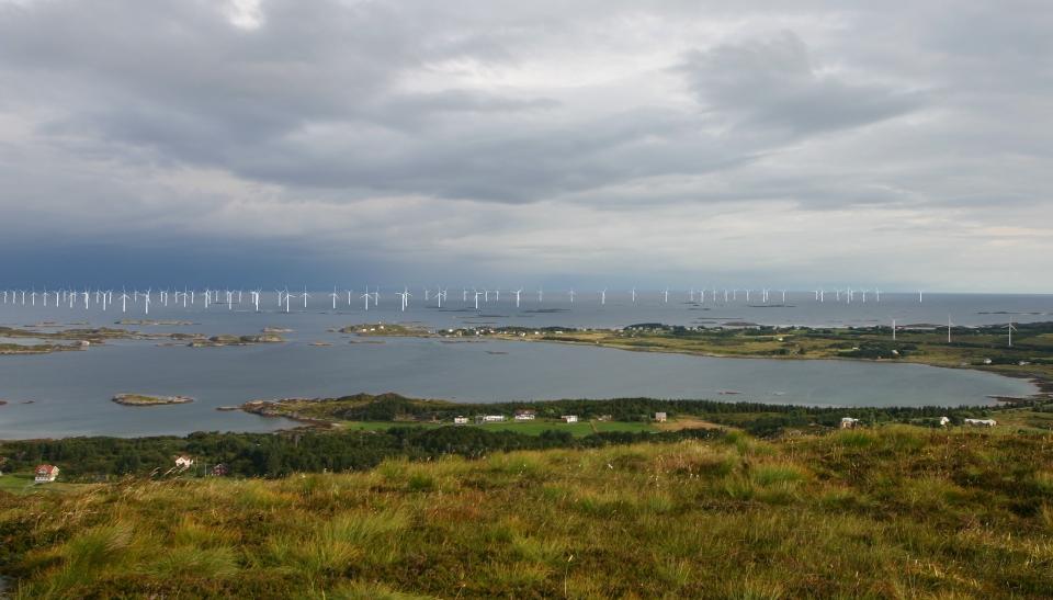 VINDM�LLER TIL HAVS: Slik ser kunstnere for seg Havsul I vindm�llepark sett fra land. Fotomontasje: Havgul AS