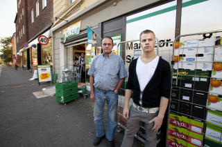 SVINDLET: Halvor S�ther (61) og Jardal Rike (19) ble svindlet p� denne Joker-butikken i Geitmyrsveien p� St.Hanshaugen i Oslo. FOTO: HENNING LILLEG�RD/DAGBLADET