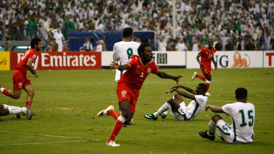 SNUDDE OVERTIDSFORTVILELSE TIL OVERTIDSLYKKE: Bahrain s� ut til � rote vekk alt da de lot Saudi-Arabia scoret ett minutt p� overtid. Men det gjelder � spille til fl�yta g�r - og to minutter senere ble Ismaeel Latif den store helten for gjestene. N� gjenst�r New Zealand i den siste og avgj�rende playoff-kampen. Foto: AP Photo/Hassan Ammar