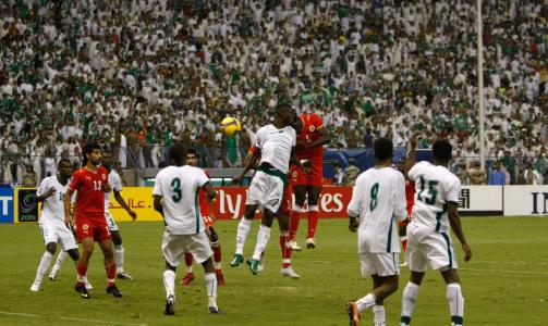 HER FALLER AVGJ�RELSEN: N�yaktig tre minutter p� overtid headet Ismaeel Latif inn 2-2 for Bahrain, somdermed gikk videre p� bortem�lsregelen. Foto: AP Photo/Hassan Ammar