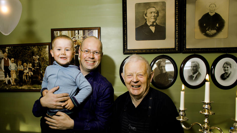 GENERASJONER: Theodor, pappa Ole Henrik og bestefar Hermod reprsenterer �ttende, niende og tiende generasjon Nitter Walaker. P� veggen henger femte, sjette og sjuende generasjon av familien som har drevet Walaker Hotell i Solvorn siden 1690. Alle foto: Ole C. H. Thomassen