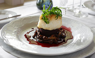 HOVEDRETT: Pannestekt breiflabb fra Lusterfjorden. med spr�stekt shitakesopp, fritert ruccola, fondantpotet og ingef�r-r�dvinsaus.