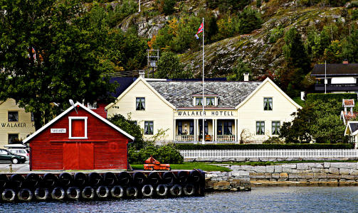 SOLVORN KAI: Walaker hotell ligger ved sj�en og kaia som er anl�p for M/F Urnes, ferga som g�r mellom Solvorn og Verdensarven, Urnes Stavkirke.