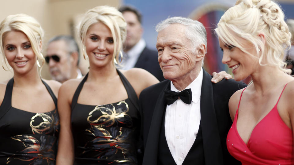  BOR SAMMEN MED TRE DAMER:  Hugh Hefner sammen med de eneggede tvillingene Karissa og Kristina Shannon og Crystal Harris. Foto: AP Photo/Matt Sayles