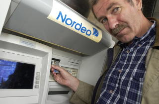 BARE BRUK CHIP: Knut Kvalheim, daglig leder i Bankenes Standardiseringskontor, ber deg la v�re � bruke stripen p� bankkortet n�r du handler. Foto: Jeanette Landfald/Dagbladet