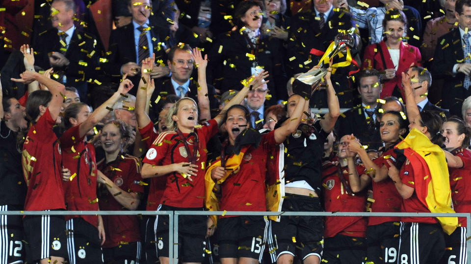 KNUSENDE OVERLEGNE: De tyske fotballjentene fikk slite mot Norge i semifinalen, men fikk enkel match i finalen mot England. Til slutt vant de hele 6-2. Foto: AFP PHOTO / OLIVIER MORIN