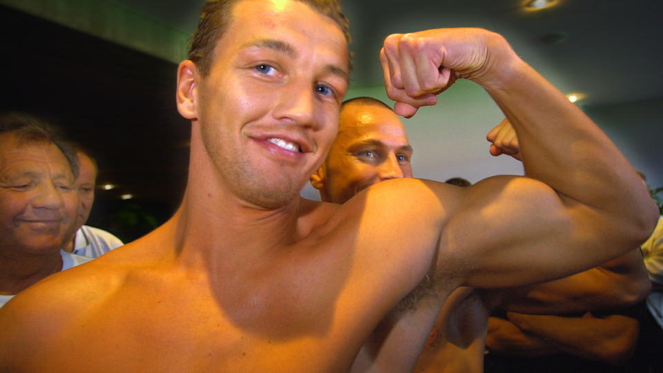 TROR DE FLESTE MANNFOLK ER ENIG: Ole Klemetsen har selv v�rt proffbokser, men sier han n� er kritisk til hele sporten, og da s�rlig profesjonell kvinneboksing. - Det er fint at de trener kampsport, men det finnes bedre ting enn boksing. Jeg synes ikke de skal st� og sl� hverandre s� blodet skvetter, sier han til Dagbladet. Foto: Ole C. H. Thomassen