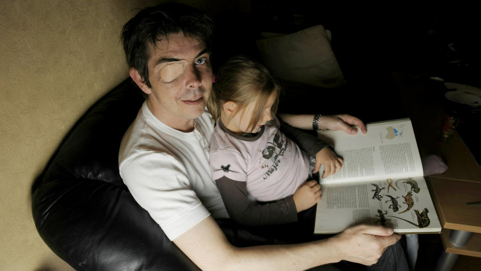 MS-SYK: Bj�rn Anders Foss Iversen harMS og mener han ikke f�r medisinene han har krav p�. Her er han sammen med datteren Maiken Emilie Hesland (5). MS Foto: John T. Pedersen/Dagbladet