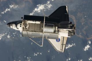 FLYR:  Discovery fotografert - med lasterommet �pent - fra Den internasjonale romstasjonen ISS. Besetningen har tilbrakt n�r 13 dager i rommet, og skal i natt, norsk tid, fors�ke � lande. Foto: NASA