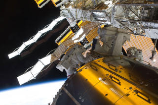 UT P� TUR: Danny Olivas og Nicole Stott (t.h) ute p� den f�rste av totalt tre romvandringer under oppdraget. Foto: AFP PHOTO/NASA