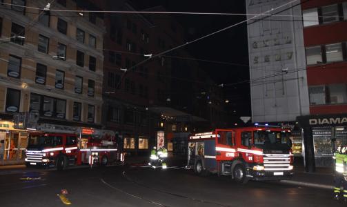 SPERRET AV: Brannvesenet er p� stedet med sju biler. Foto: ROGERIO SNARLI