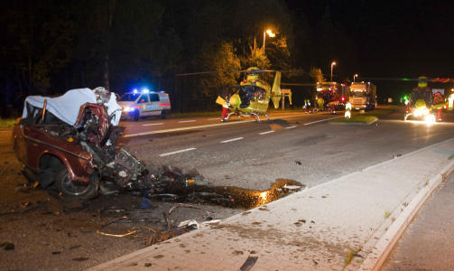 TO BILER: En Volvo - med �n person - og en Ford Tranit kolliderte. Sistnevnte hadde i tilleggen b�t p� slep. Foto: Per Fl�the