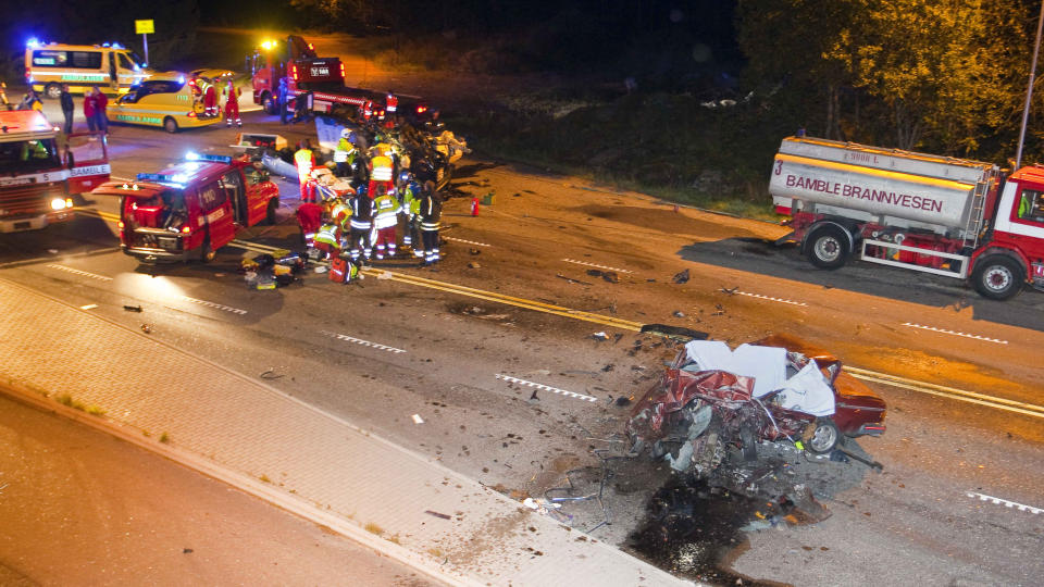 TRE D�DE og fem skadde etter frontkollisjon p� E18 i Bamble i natt. Tilstanden til en av de skadde er kritisk. Foto: Per Fl�the