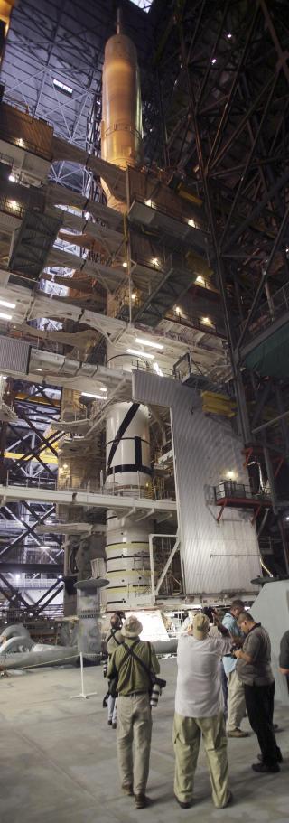 NESTEN KLAR: Tidligst 31. oktober skal NASA sende opp Ares I-X, i det som blir den f�rste fullskalatesten av den nye raketten. Foto: Scanpix/AP Photo/Marta Lavandier