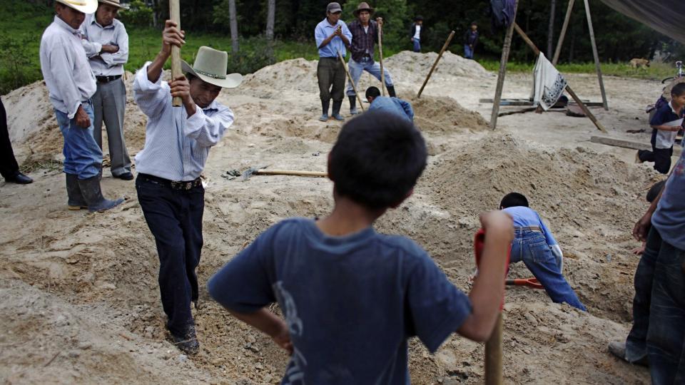 BLE BORTE: Landsbybeboere leter etter slektninger i en av mange massegraver etter borgerkrigen i Guatemala. Flere tusen barn kan videre ha blitt solgt til utlandet av regjeringsstyrkene. Foto: SCANPIX/AP Photo/Rodrigo Abd