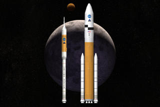 STOR OG ST�RRE: Med en Orion-kapsel p� toppen vil Ares I, til venstre, v�re beregnet p� � frakte fire til seks astronauter. Ares V, til h�yre, vil f�rst og fremst b�re store mengder last - som landingsfart�yet til en eventuell m�neferd. Dette vil bli den kraftigste romraketten noensinne designet - til og med heftigere enn Saturn V som ble brukt under Apollo-ferdene. Foto: AP Photo/NASA, Marshall Space Flight Center/Scanpix
