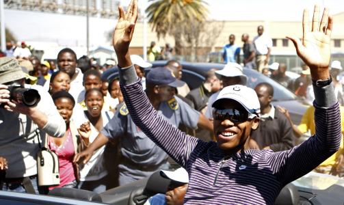 FOLKEHELT: 18-�ringen ble hyllet da hun kom hjem til S�r-Afrika etter VM i Berlin. Foto: REUTERS