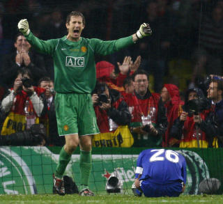 KUNNE JUBLE: Terry skj�t i riktig hj�rne, men det var Manchester United som til slutt tok  tittelen etter et nervedrama av dimensjoner.Foto: SCANPIX/REUTERS/EDDIE KEOGH