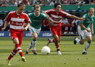 STATISTIKK ER IKKE ALT: Frankrike og Bayern M�nchens Franck Rib�ry bruker en perfekt �blandet strategi� n�r han skyter straffer - helt ubevisst. For Rib�ry tar alt p� magef�lelsen, og bestemmer seg ikke for hvor han skal skyte f�r han er like ved ballen.Foto: SCANPIX/AP/FABIAN BIMMER