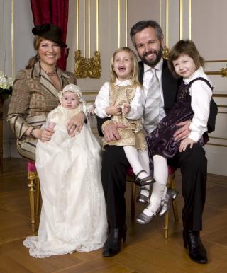 HAR TRE D�TRE: - Men som ektemann er jeg vanskelig � ha med � gj�re, sier Ari Behn. Foto: SCANPIX