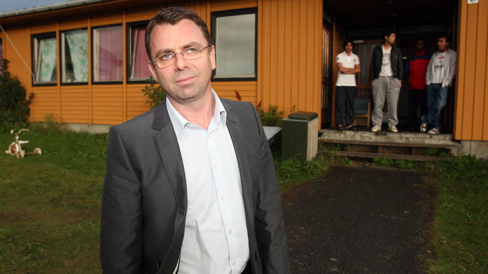KLAGER P� MOTTAKET: Halvparten av beboerne p� asylmottaket i Skrolsvik har skrevet under et klagebrev om forholdene ved mottaket. Onsdag denne uka var NOAS-leder Morten Tjessem p� bes�k. Foto: Hans Arne Vedlog