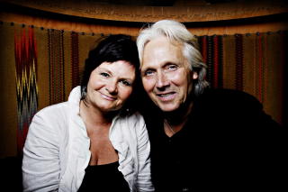 FANT SIN EGENTLIGE BESTEFAR: Ari Behns far, Olav Bjørshol, her sammen med kona Marianne. Foto: John T. Pedersen/Dagbladet FANT SIN EGENTLIGE BESTEFAR: Ari Behns far, Olav Bjørshol, her sammen med kona Marianne. Foto: John T. Pedersen/Dagbladet