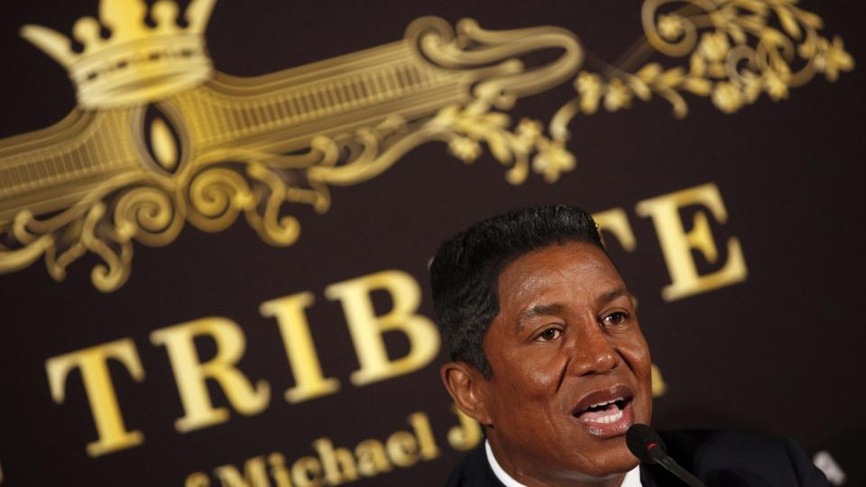 FOR KJAPP?: Jermaine Jackson holdt en pressekonferanse i g�r, der han offentliggjorde flere framst�ende artistnavn til hyllestkonserten i Wien. Men noe er galt: N� benekter nemlig disse artistene at de skal stille opp. (AP Photo/Franka Bruns)