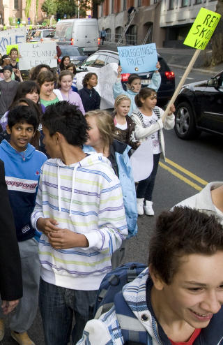 NEDOVER ULLEV�LSVEIEN: Elever ved  St. Sunniva skole i Oslo p� vei til regjeringskvartalet for � demonstrere.
Foto: Terje Bendiksby / Scanpix