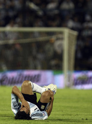 SKADET: Tevez kan ikke v�re med mot Arsenal i dag, og kanskje heller ikke mot Manchefster United neste helg. Foto: AP Photo/Ezequiel Pontoriero