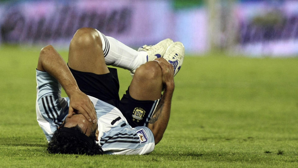 SKADD FOR ARGENTINA: Carlos Tevez skulle egentlig v�rt ute i flere uker til, etter skaden han p�dro seg i VM-kvalik. Foto: AP/Ezequiel Pontoriero