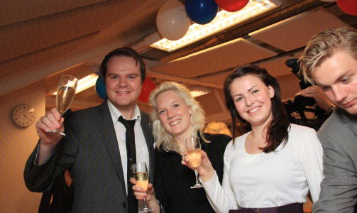 FEIRET: FpU-leder Ove Vanebo, Aina Stenersen, formann i Oslo FpU, Karine Lien Skaret leder i Hedmark FpU og Christer Kj�lstad, styremedlem i Oslo Fpu feiret for mandatseier tirsdag, i dag fikk de ogs� seieren i antall stemmer.  FOTO: FPU