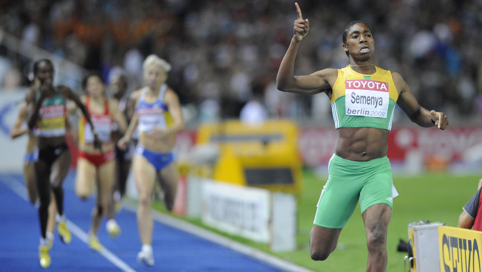 KNUSENDE OVERLEGEN: Caster Semenya vant VM-finalen p� 800 meter med 15 meter, men har ikke akkurat blitt hyllet for gullmedaljen sin. N� mener en australsk avis � sitte p� resultatene av kj�nnstestingen av Semenya - som sier at gullvinneren er tvekj�nnet. Foto:  AFP PHOTO / OLIVIER MORIN