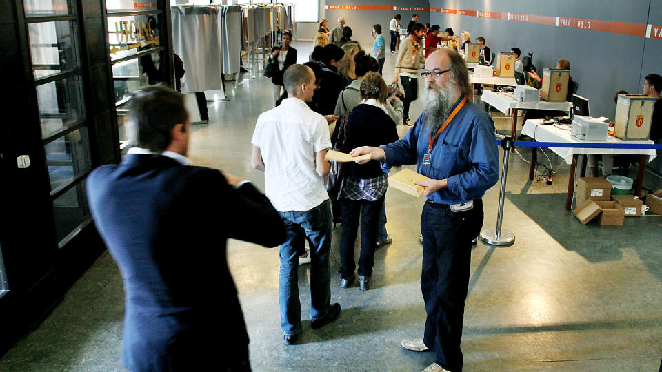 STEMMEK�:  P� den siste dagen for � forh�ndsstemme var det var k� ved Oslo r�dhus i g�r. Hittil har nesten 100 000 benyttet seg av muligheten i Oslo, og ellers i landet er det ny rekord i antall forh�ndsstemmer. Foto: Jacques Hvistendahl