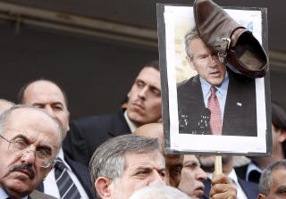 HELT: Journalist Montazer al-Zaidis skokasting ble hyllet flere steder i verden.Foto: EPA/JAMAL NASRALLAH/SCANPIX