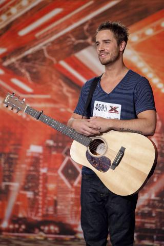 SJARMERTE: Dommerne var �penlyst imponerte av Tommy Fredvang og kassegitaren. Foto: TV2