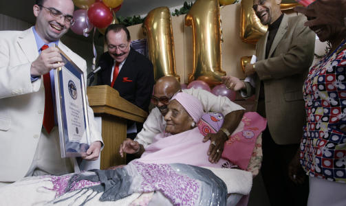 I REKORDBOKA: Gertrude ble feiret p� sin 115-ende bursdag tidligere i �r. Foto: AP/Damian Dovarganes/Scanpix