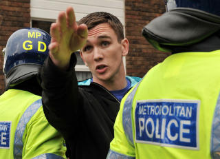 PROTESTER: En h�yreekstrem demonstrant blir f�rt bort av politiet.  Foto: AFP/Carl de Souza/SCANPIX