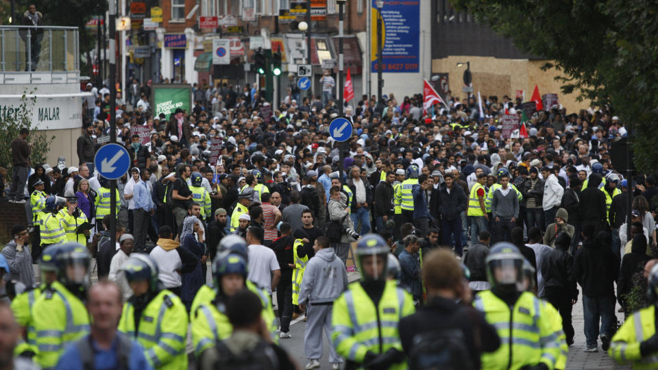 GATEKAMPER: Motdemonstranter m�tte opp til den varslede anti-muslimske demonstrasjonen utenfor den halvferdige Harrow Central Mosque i London.  Foto: AP/Lefteris Pitarakis/SCANPIX