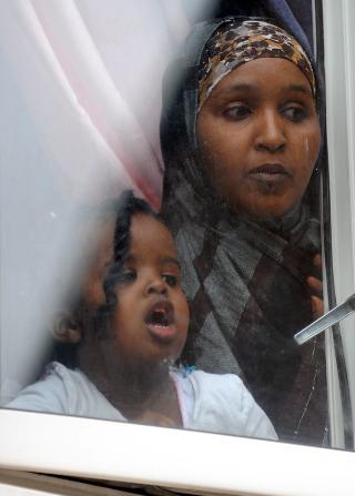 SPENT: Stemningen har v�rt i h�yspenn i Harrow i dag. Her ser noen beboere p� at h�yreekstremister blir arrestert utenfor huset. Foto: EPA/ANDY RAIN/SCANPIX