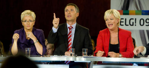 SKAL FORHANDLE: Liv Signe Navarsete, Jens Stoltenberg og Kristin Halvorsen skal forhandle om en ny regjeringsplattform, og en ny sammensetning av regjeringen. Dagbladet tror de tre fortsetter i rollene sine fra forrige regjeringsperiode; henholdsvis samferdselsminister, statsminister og finansminister.
Foto: Heiko Junge / Scanpix .