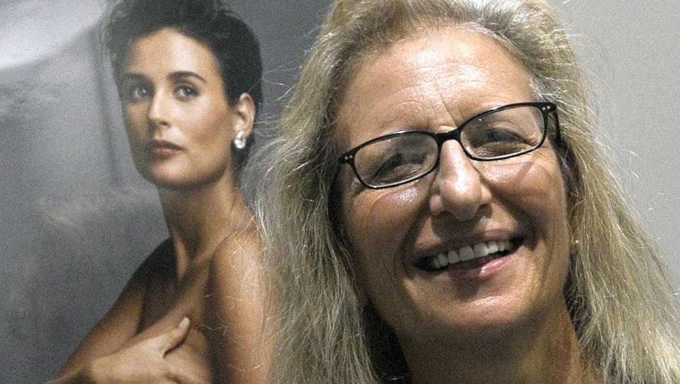 EN AV VERDENS ST�RSTE: Stjernefotograf Annie Leibovitz poserer foran ett av bildene sine. Foto: AFP PHOTO/PHILIPPE DESMAZES