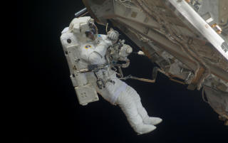 HOLD DEG FAST: Christer under den tredje og siste romvandringen. - De kan v�re litt ekkelt i starten. F�rst s� tenker du at du m� holde deg fast for ikke � ramle ned p� jorda, sier Fuglesang. Foto: NASA