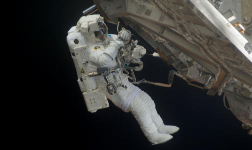 Her driver svenske Christer Fuglesang reperasjon i verdensrommmet. Foto:  AP Photo/NASA