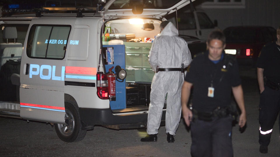 TEKNISKE UNDERS�KELSER: Politiet satte i natt i gang tekniske unders�kelser. Foto: Terje Akerhaug