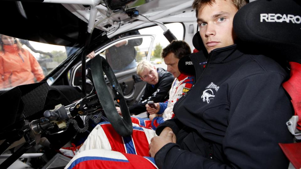  STERKT PREGET:  Rallykj�rer Andreas Mikkelsen (n�rmest) og hans kartleser Ola Fl�ene (n�rmest Mikkelsen) er veldig preget av ulykken i Rally Larvik i dag. Her er rallyduoen fotografert i Rally Hedmark i fjor. Arkivfoto: H�kon Mosvold Larsen / SCANPIX