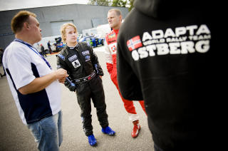  PREGET Ogs� de andre rallykj�rerne er preget av det som skjedde, her Mads �stberg (i sort derakt) og Bernt Kollevold (r�dt) i depotet i Stavern i ettermiddag. Foto: BENJAMAN A. WARD.