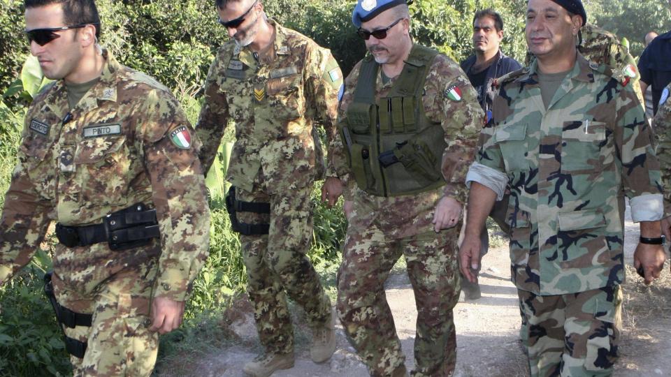 LIBANON. Sjefen for UNIFILs sektor vest-kommando, general Carmello Di Cicco, og leder for sjette divisjon i den libanesiske h�ren, Hassan Yaseen (t.h.) inspiserer stedet der to raketter ble skutt fra inn i Nord-Israel denne uka. Foto: REUTERS/Haidar Hawila/SCANPIX
