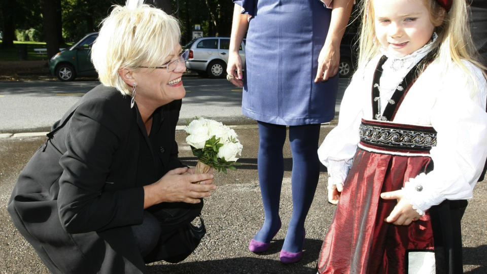 INNSPURT: Partilederne gj�r en siste innsats i helga. Her er Kristin Halvorsen (SV) utenfor Kunstnernes hus, hvor hun blir m�tt av Luna Gudem (6) fra Oslo, f�r hun skal foreta �pningen av den 122. H�stutstillingen. Foto: Lise �serud/Scanpix
