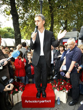 I SENTRUM: Statsminister Jens Stoltenberg (Ap) holder valgapell i Spikersuppa, Oslo i ettermiddag. Foto: Lise �serud/SCANPIX