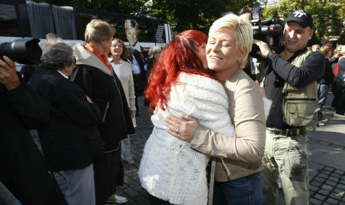 KLEMMER: Siv Jensen (FrP) blir m�tt av mange tilhengere, som gir r�d og lykke�nskninger, n�r hun ankommer Spikersuppa i Oslo i dag for � holde valgapell. Foto: Lise �serud/Scanpix